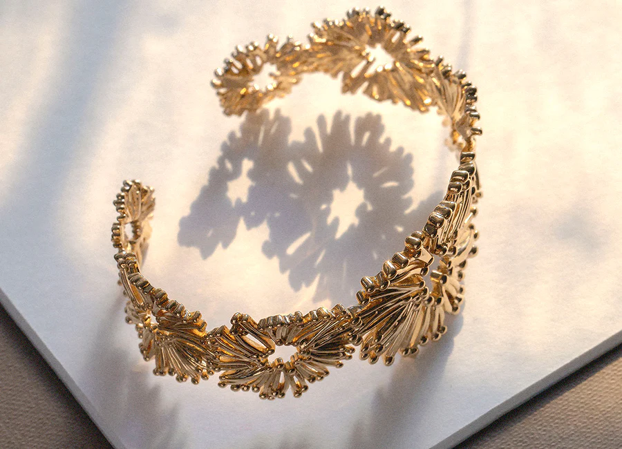Pendientes y pulsera en tono dorado — detalles de regalo por menos de 30 euros en Martínez Joyeros